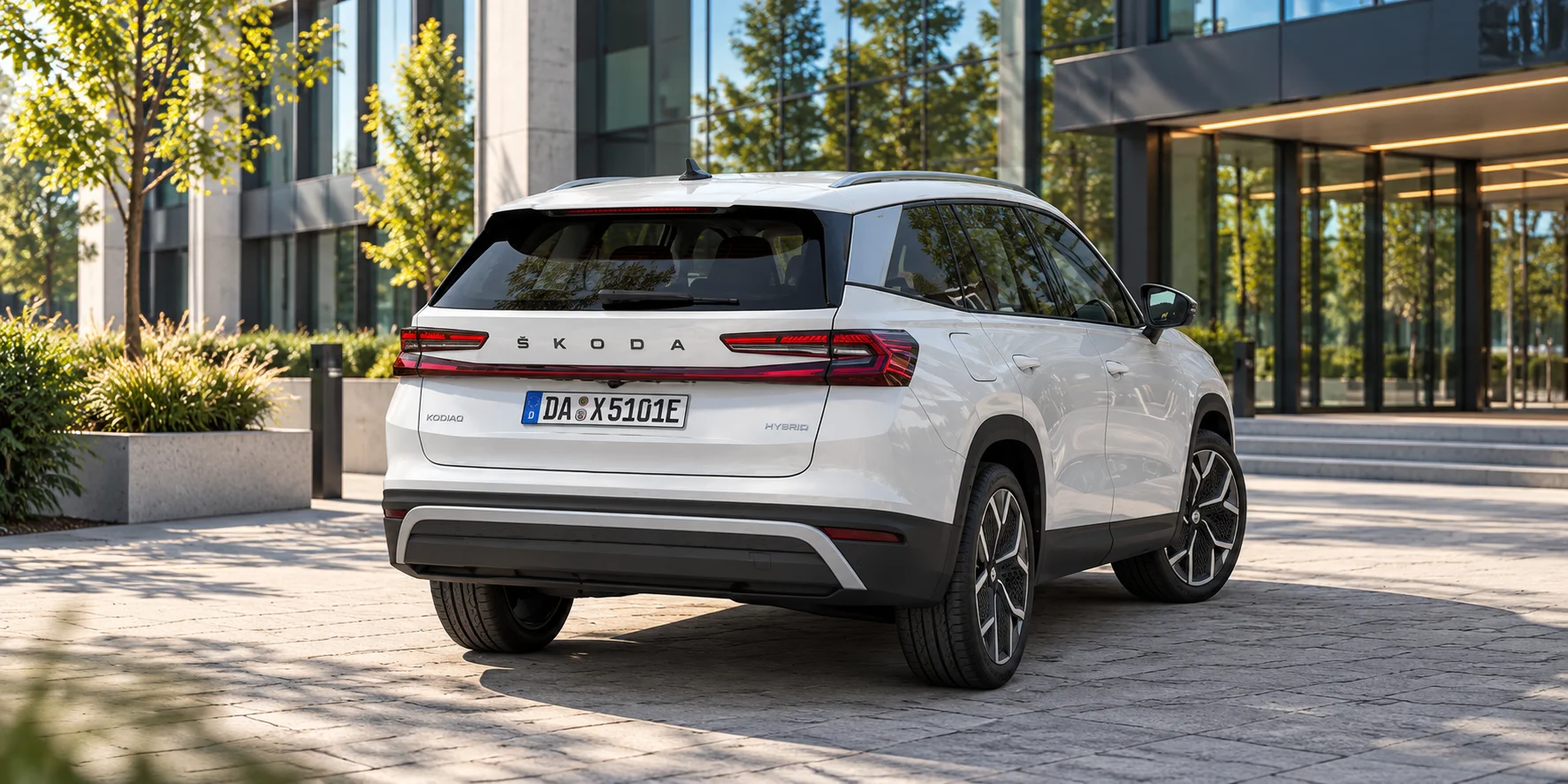 Škoda Kodiaq vor moderner Bürofassade-2.png Dieses Bild wurde mit KI generiert oder bearbeitet