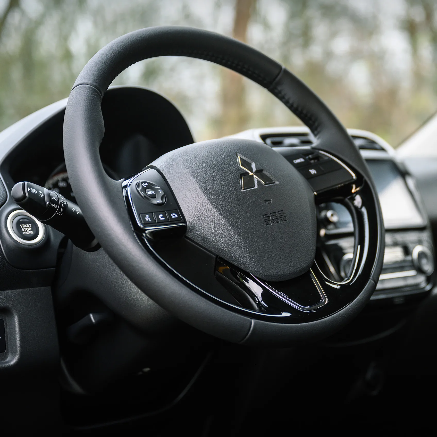 Mitsubishi Space Star, Aufnahme des Lenkrad von Links fotografiert