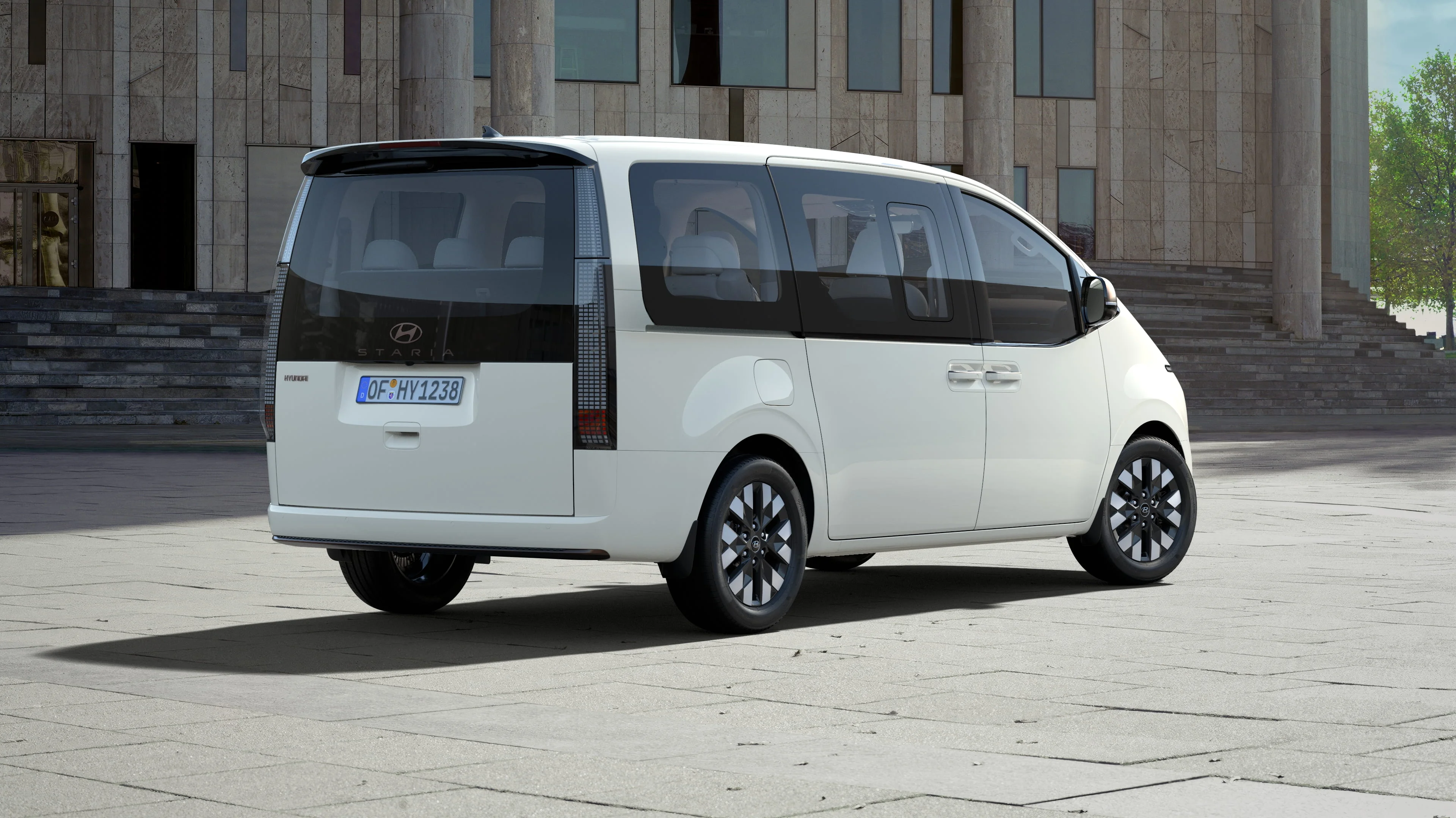 STARIA_HEV_MY25_EXT_CreamyWhite_3-4_Heck (1).jpg