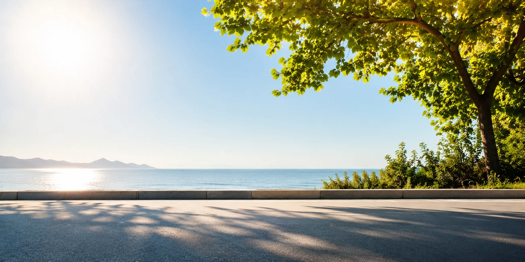 Ausblick von einer Straße auf eine Bucht