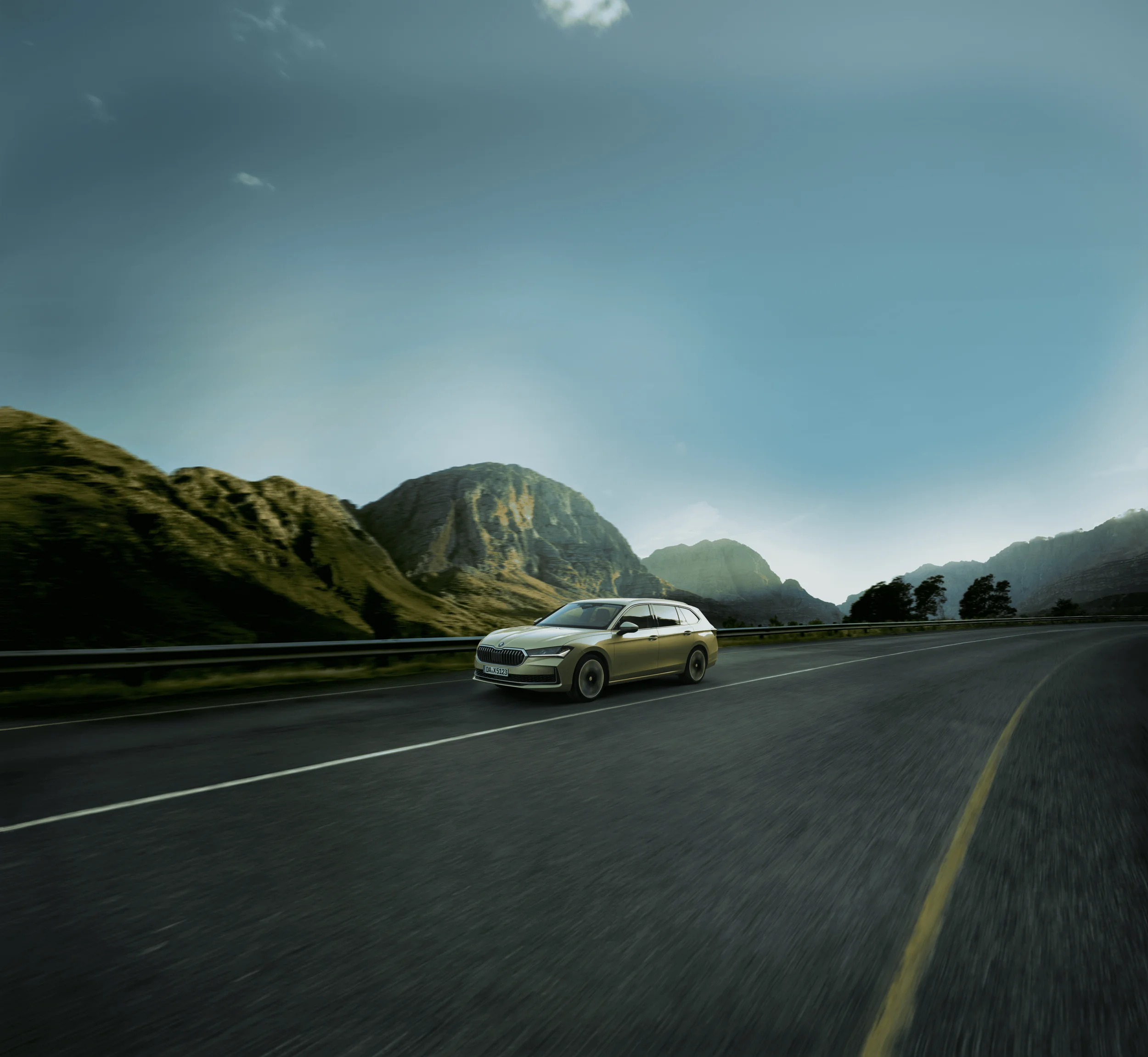 Beauty Shot eines fahrenden Skoda Superb Combi