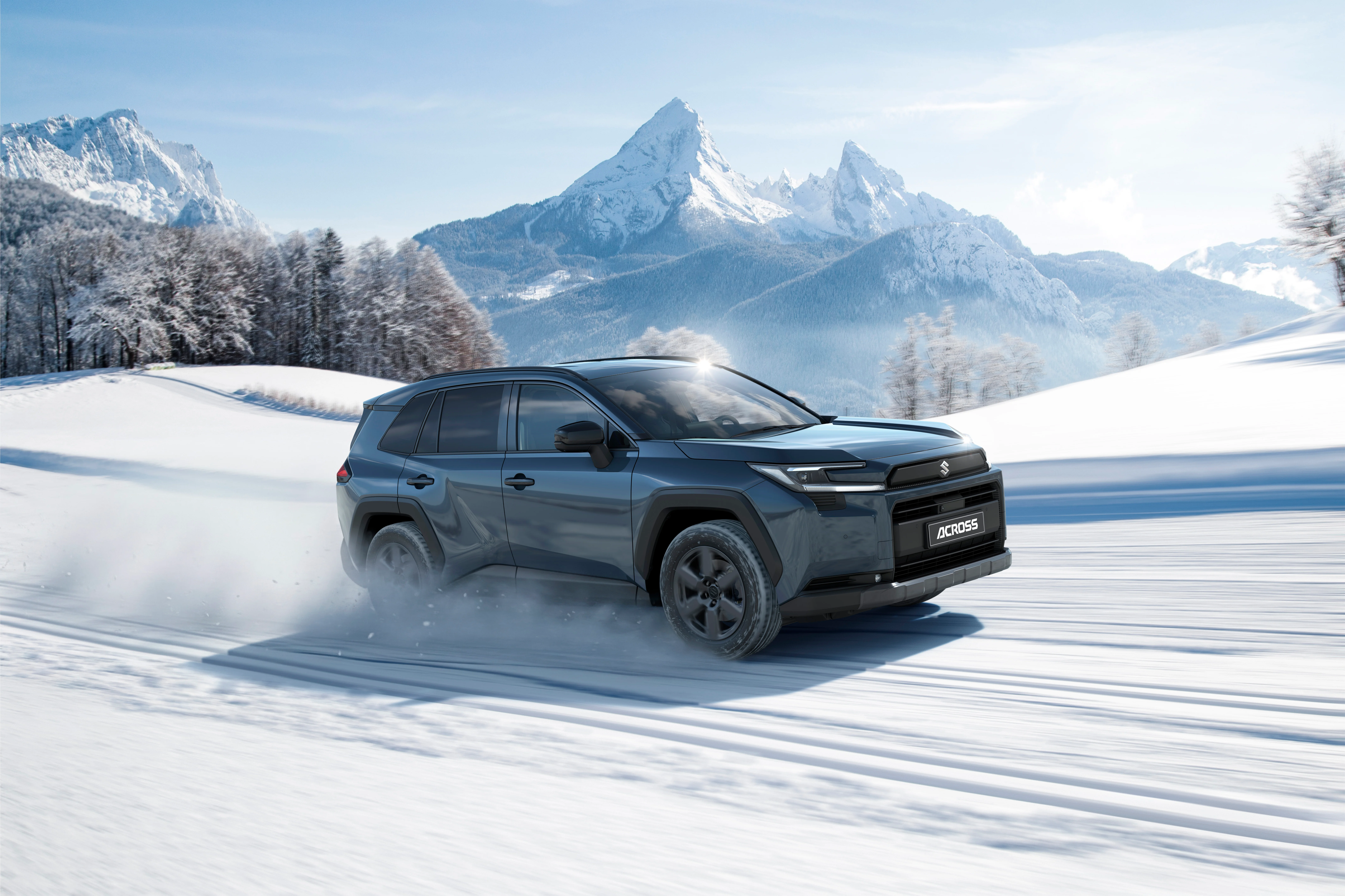 Suzuki_neuer_Across fahrend im Schnee