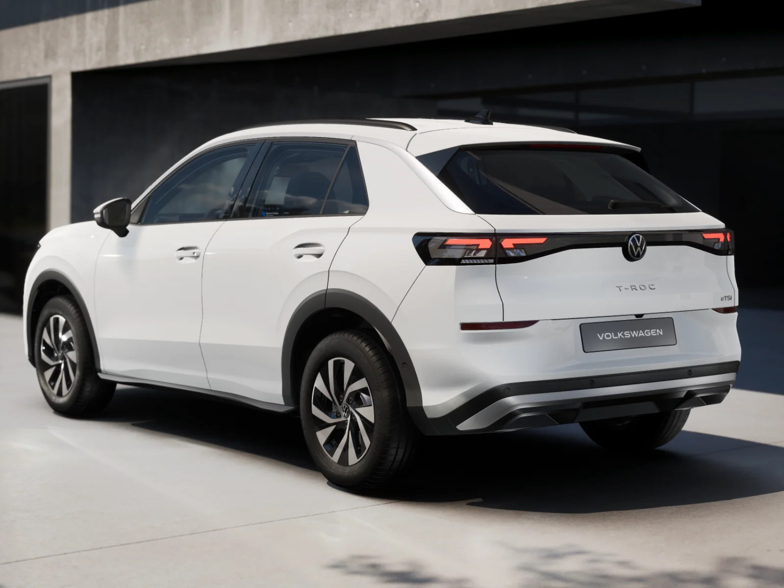 Heckansicht T-Roc Life in weiß vor urbanen Hintergrund