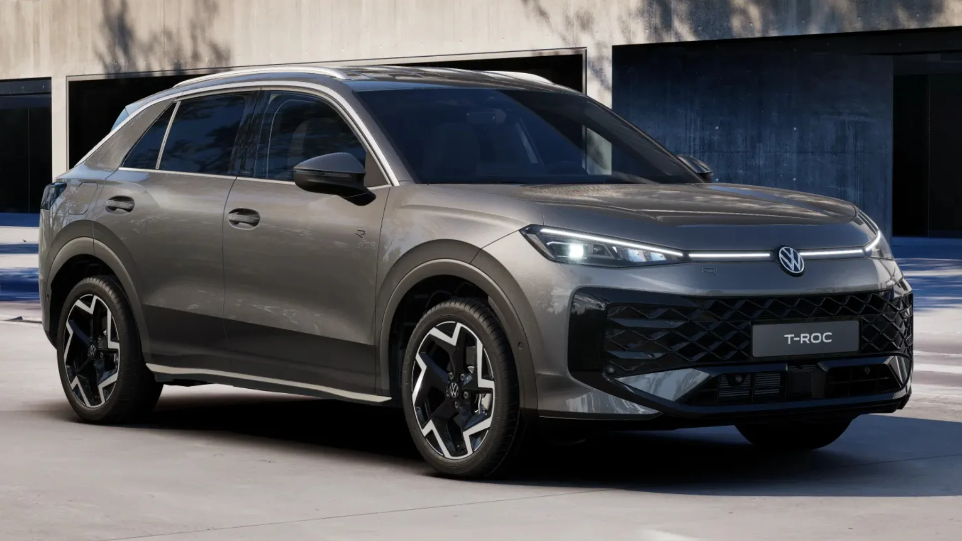 Grauer T-Roc R-Line in seitlicher Frontansicht