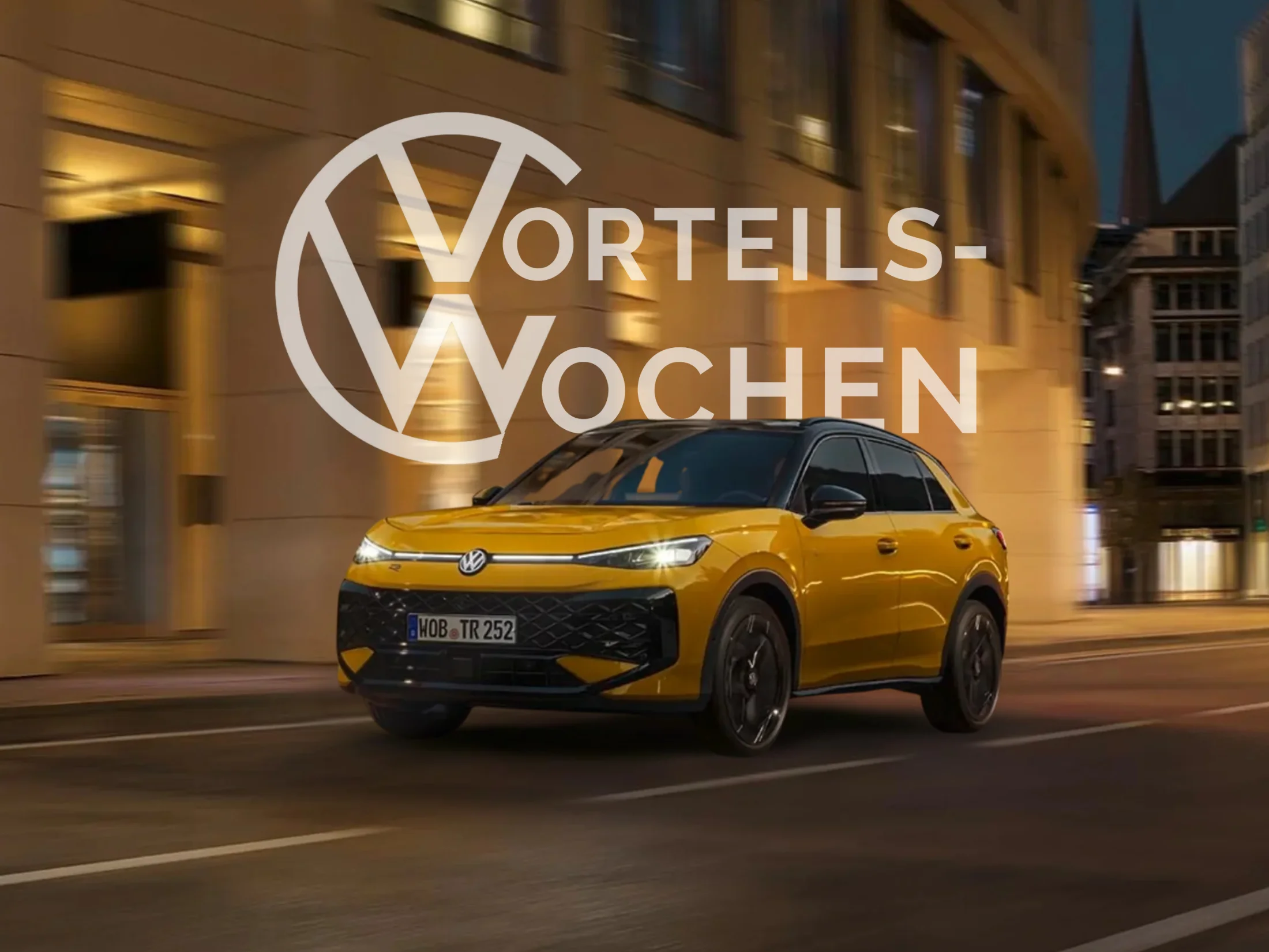 Fahrender gelber T-Roc bei Nacht, halb transparenter "Vorteilswochen" Schriftzug