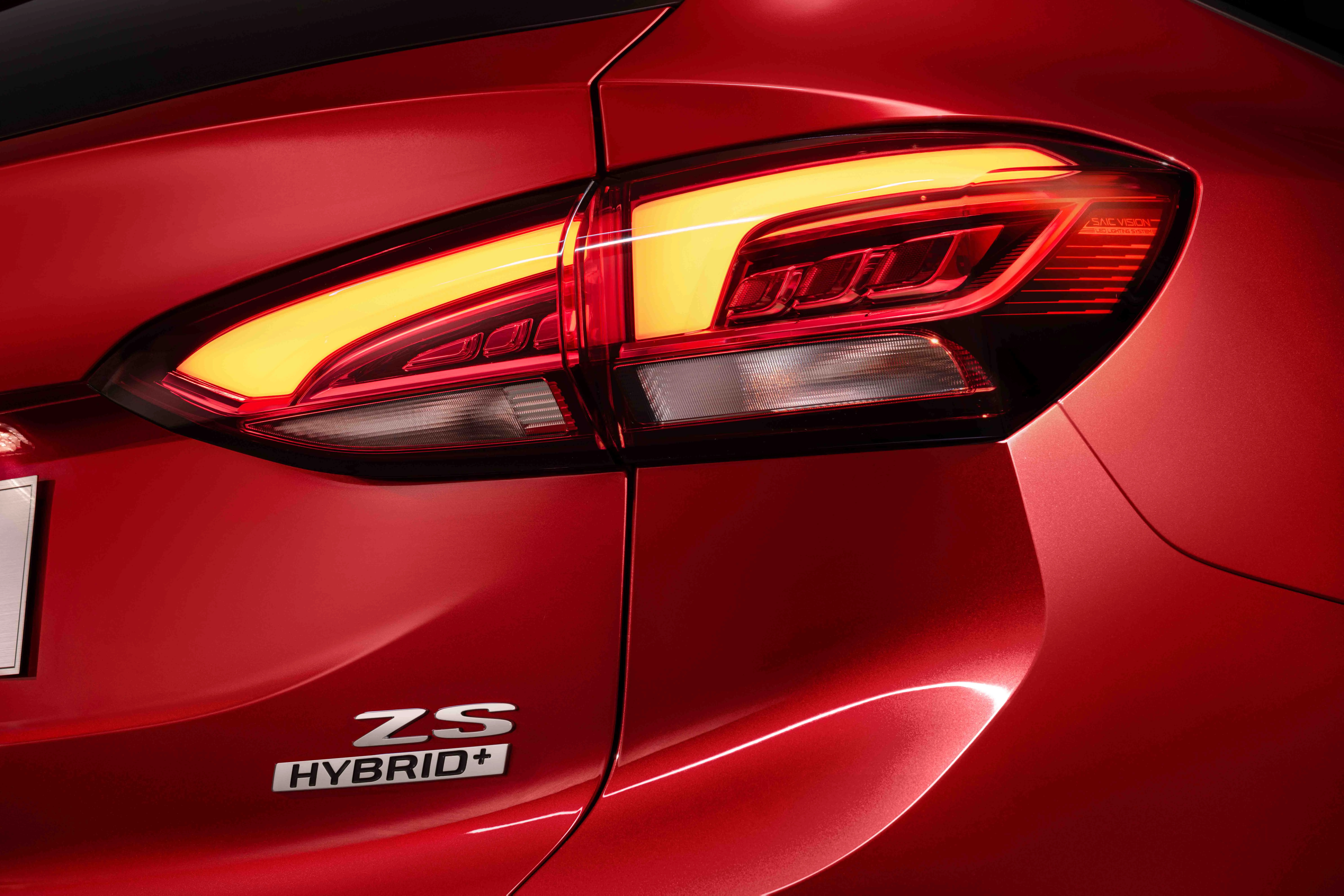 MG ZS Hybrid+ in rot taillight