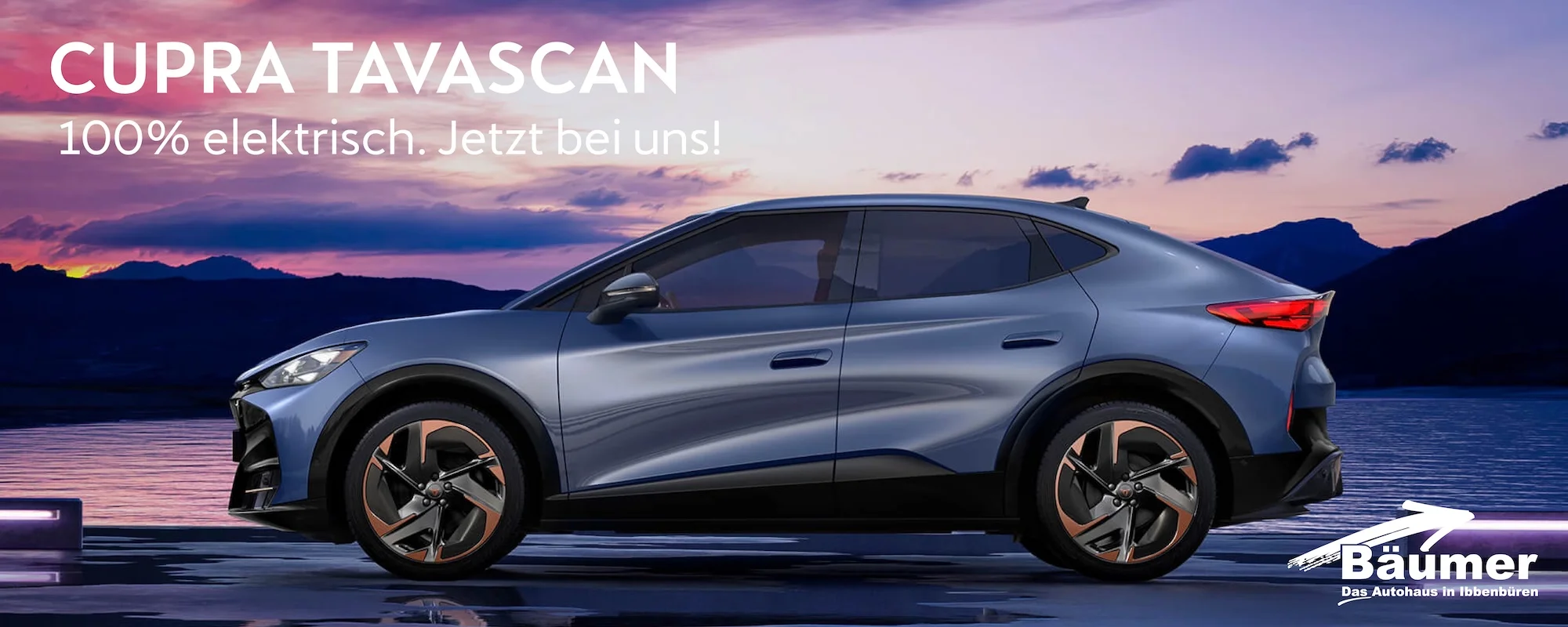 CUPRA TAVASCAN Seitenansicht links am Strand stehend, mit dem Meer im Hintergrund