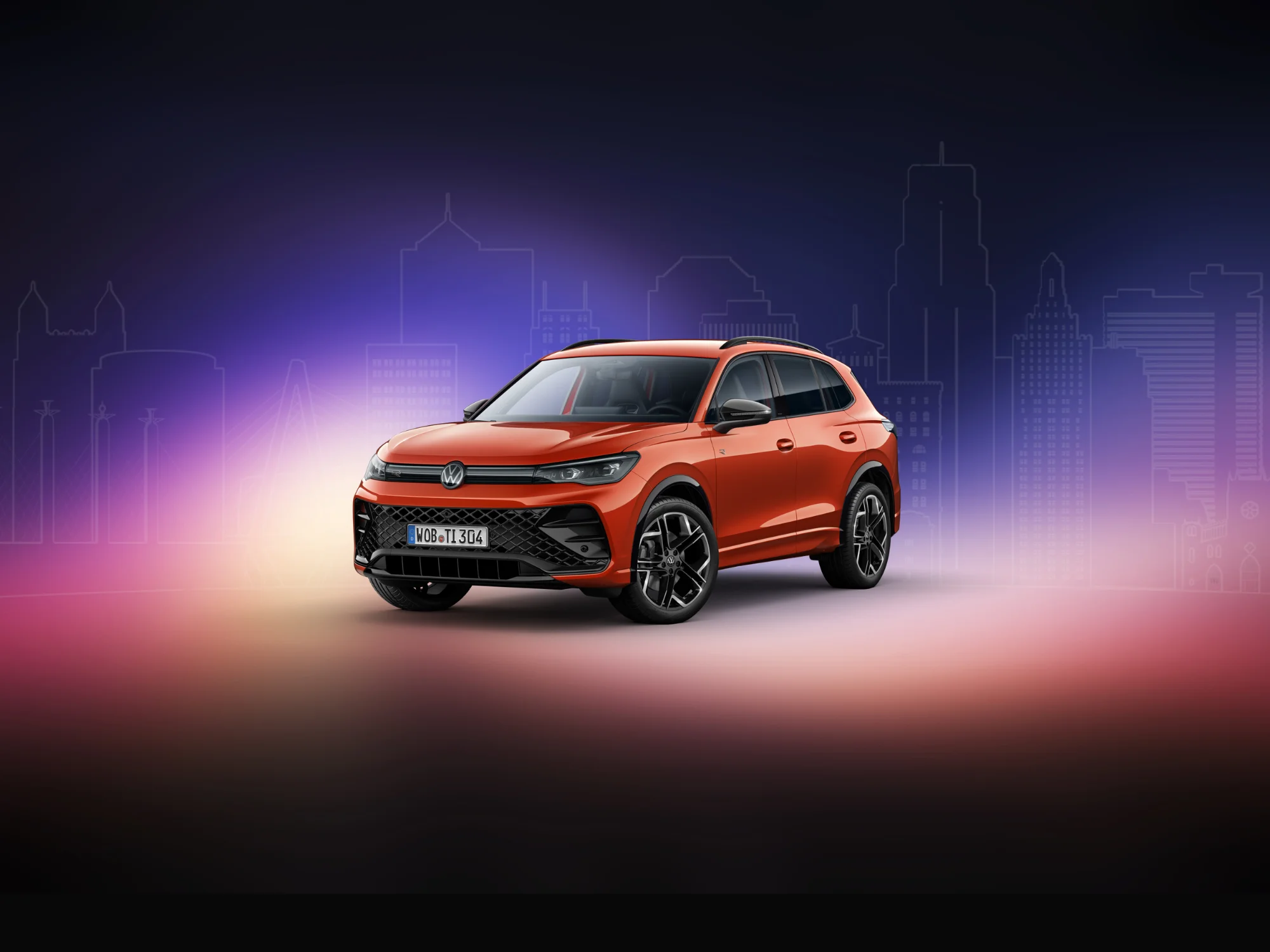Roter Tiguan R-Line im dunklen Studio mit Farbakzenten und Skyline