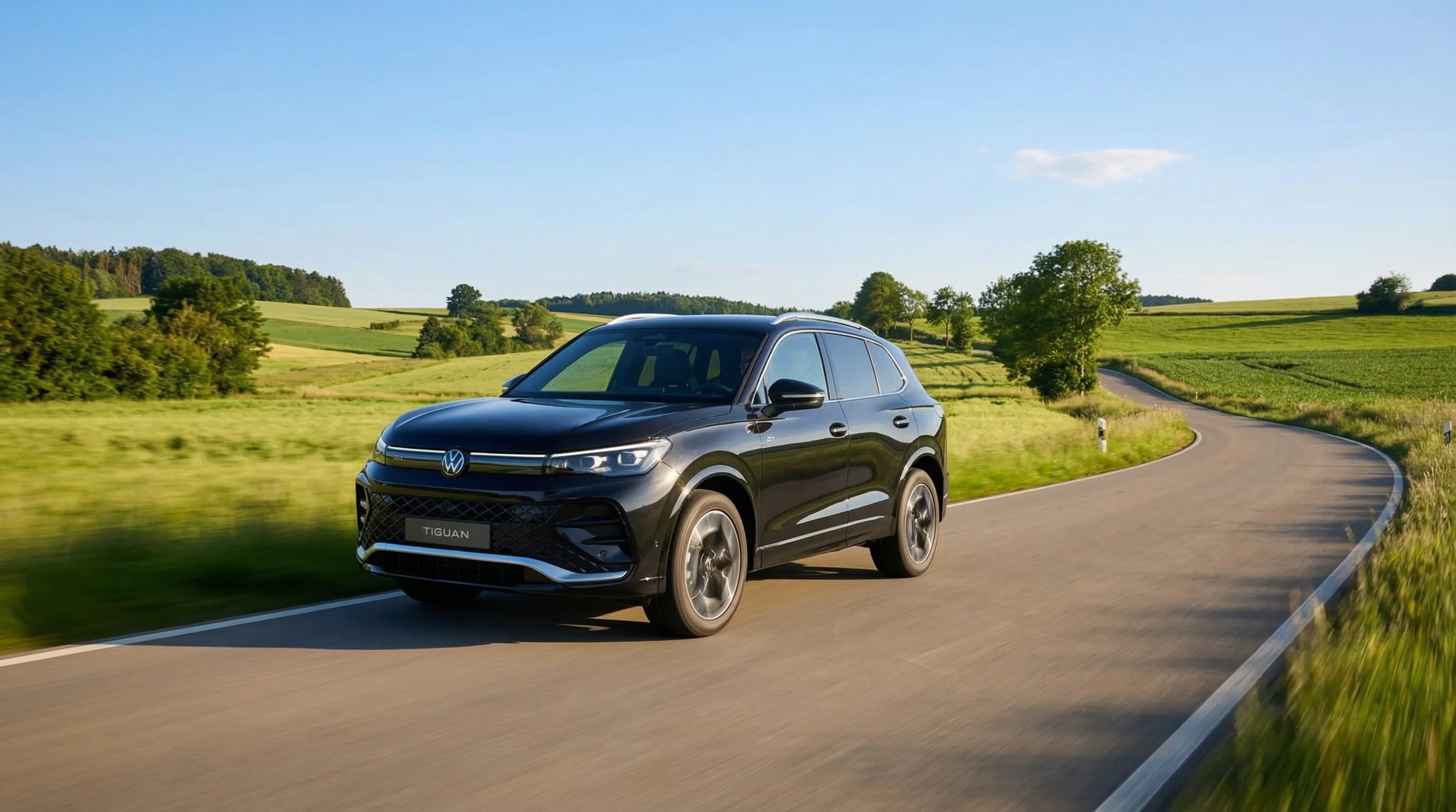 Volkswagen Tiguan in schwarz fahrend auf einer Landstraße, by Autohaus Digital
