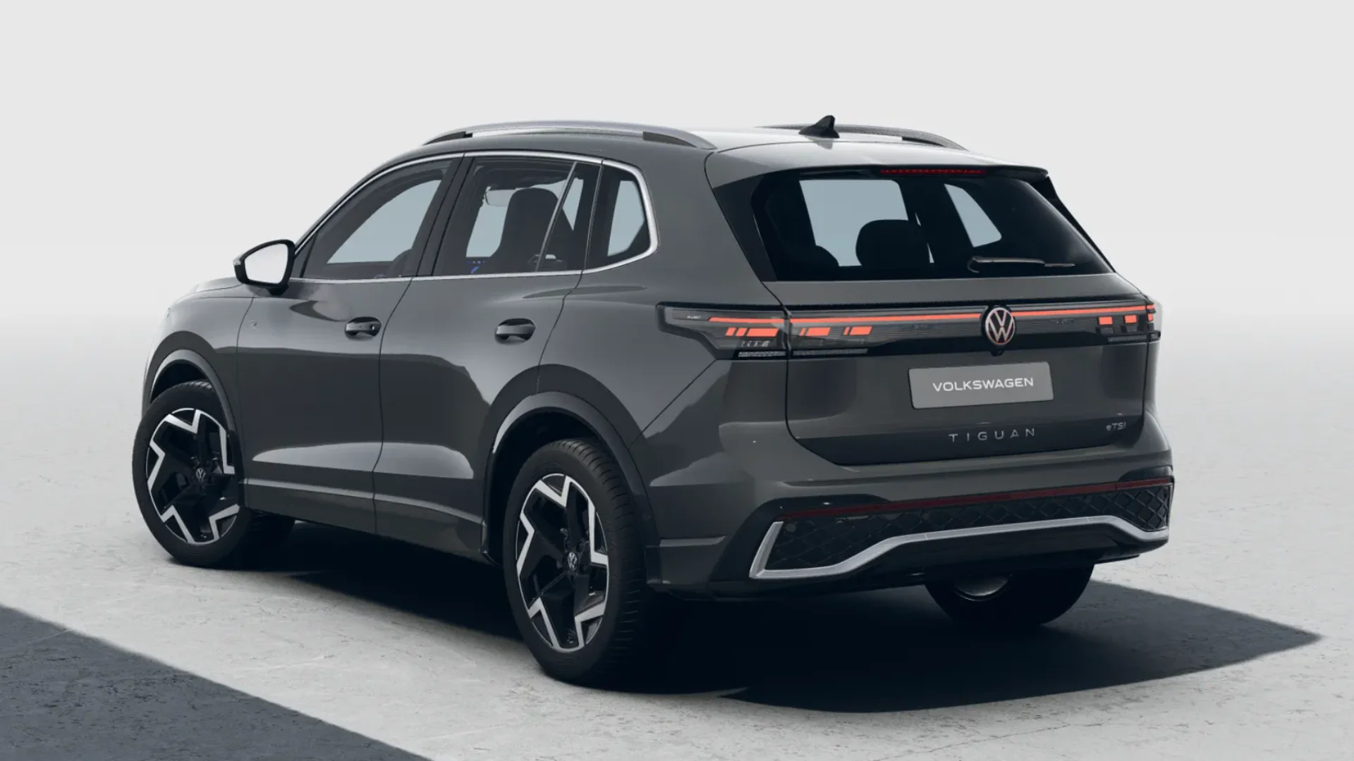Tiguan R-Line eTSI grau Heck.png