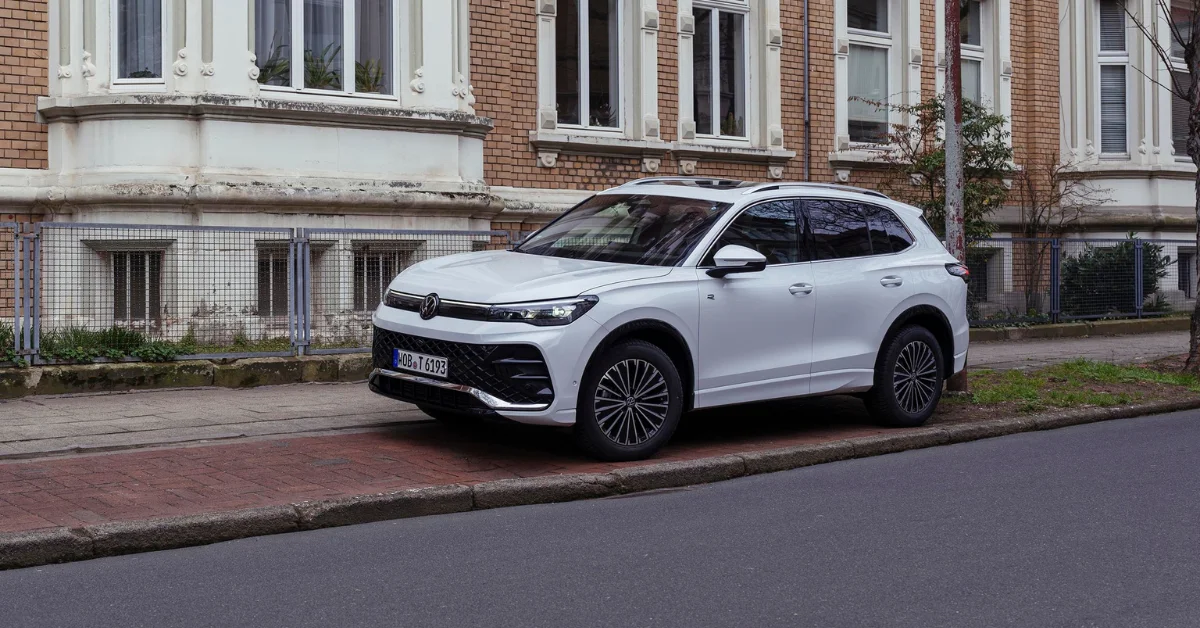 Tiguan R-Line in weiß vor Reihenhaus