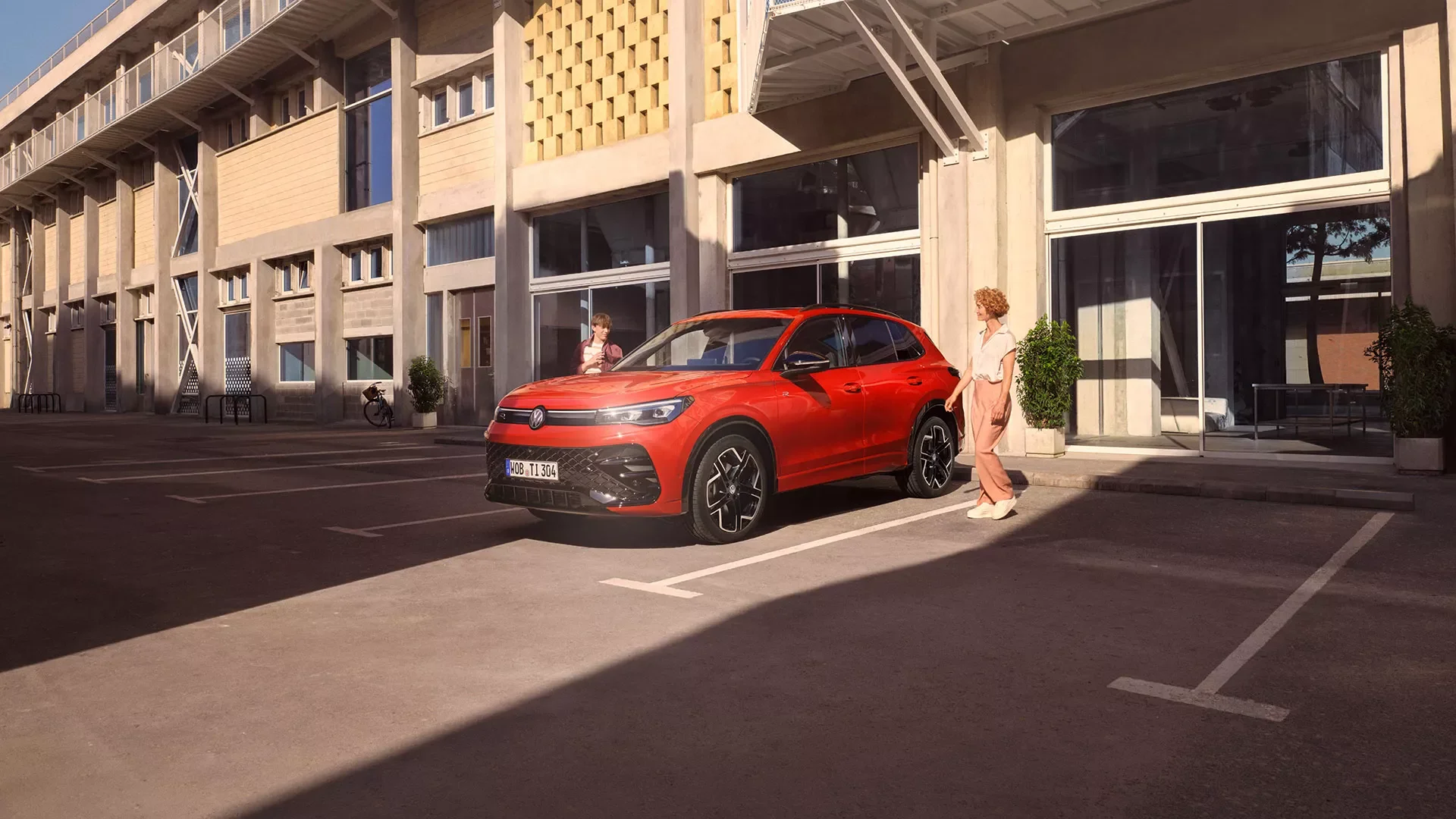 Roter Tiguan vor Gebäude