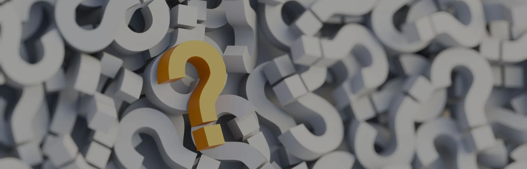Symbolbild FAQs, hellgraue Fragezeichen mit einem orangenen Fragezeichen
