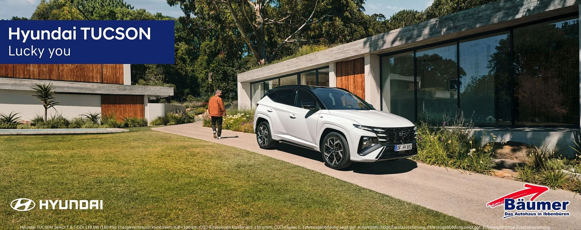 Hyundai Tucson, in Farbe. Weiß, stehend, auf einem schmalen Weg neben einer Rasenfläche am Haus.