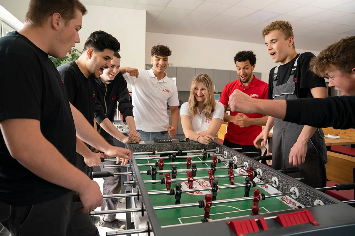 Unsere Azubis beim Kicker spielen