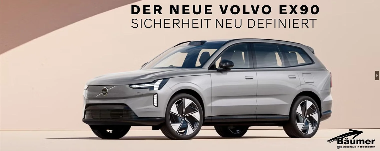 Volvo EX90 von vorn links aufgenommen in Silber grau metallic stehend vor einer Wand