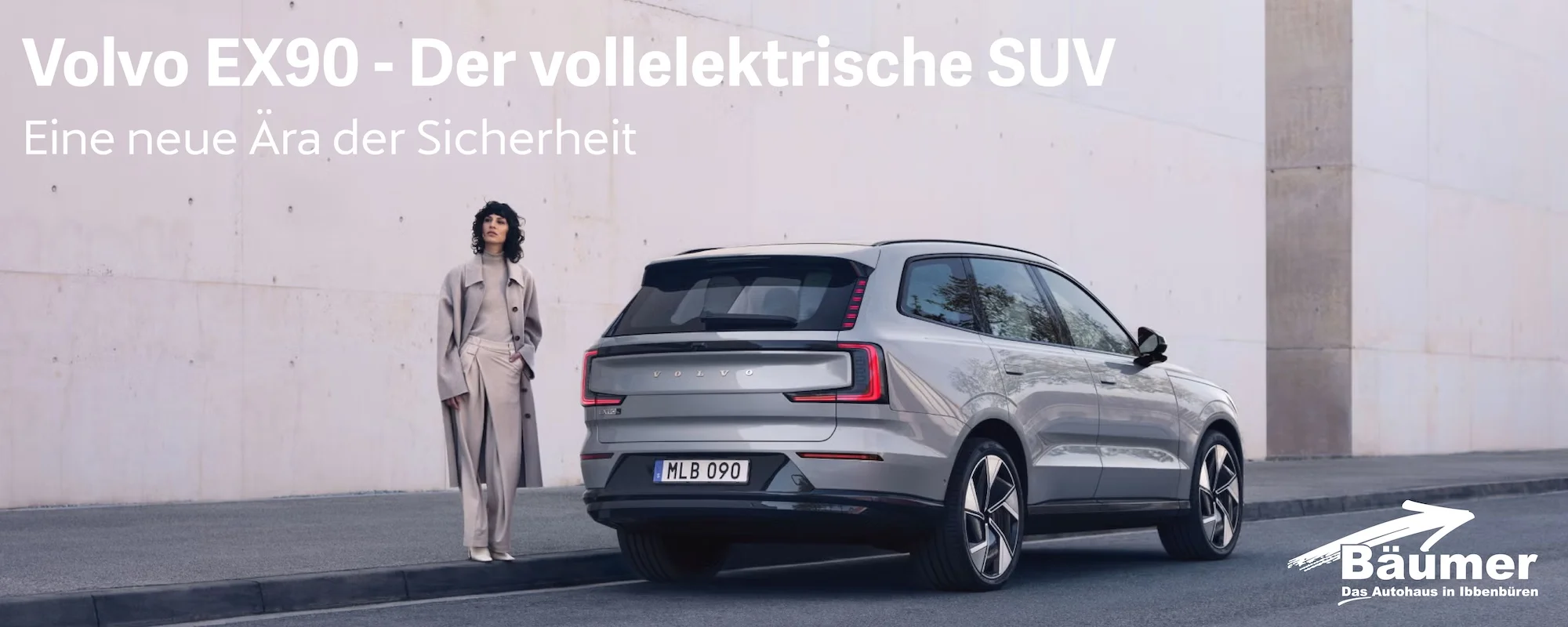 Volvo EX90 von hinten rechts aufgenommen, Eine Frau steht am Heck