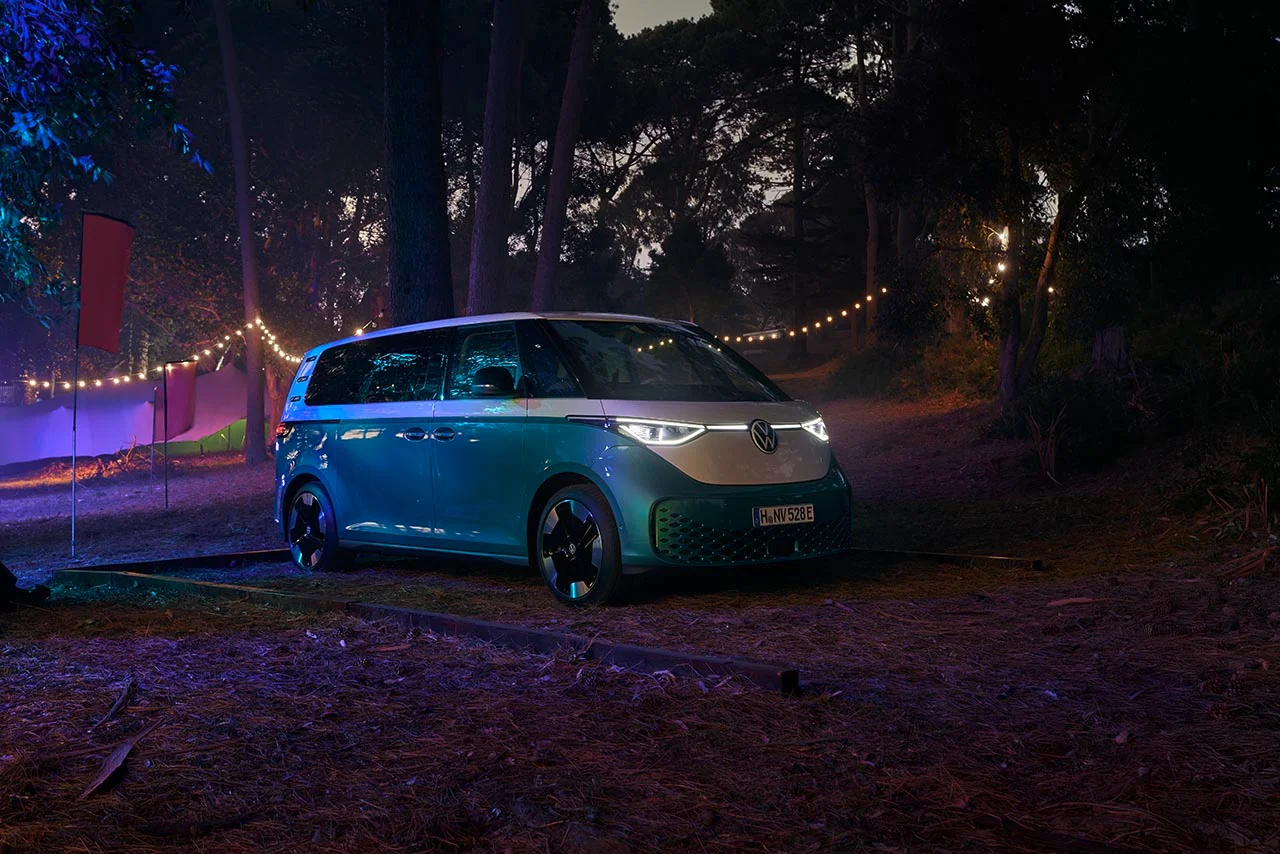 Nachtansicht ID.Buzz mit Lichterketten im Hintergrund