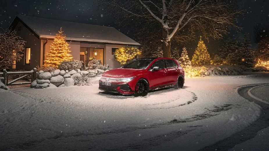 Vw Golf in rot, parkend vor einem Haus bei geschlossener Schneedecke 