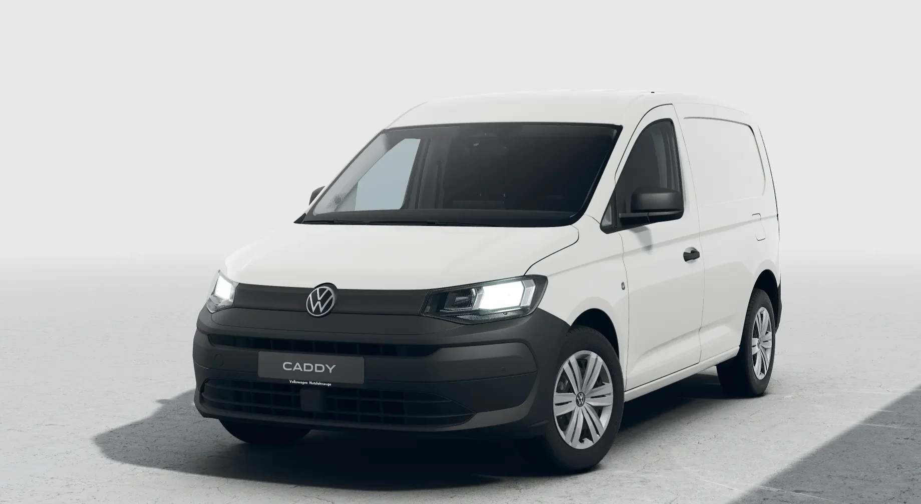 Weißer Caddy Cargo in seitlicher Frontansicht.png