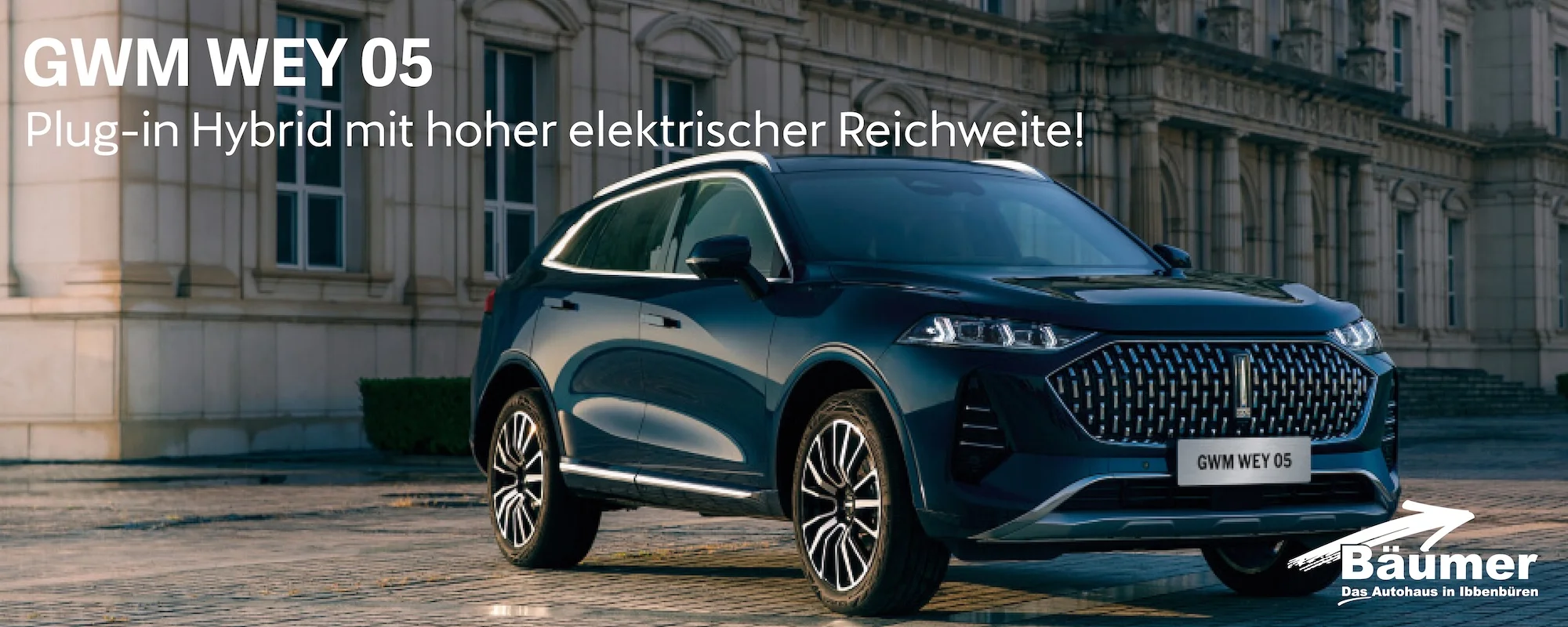 GWM WAy 05 in dunkelblau von vorn rechts aufgenommen, stehend vor einer Hausfassade.