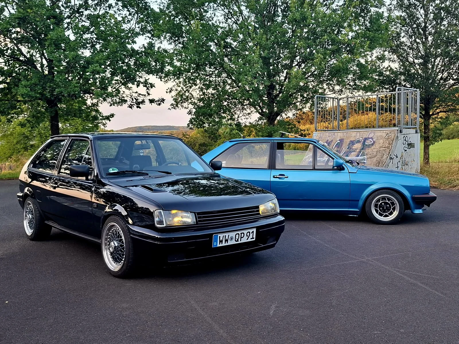 Zwei Polo auf einem Parkplatz