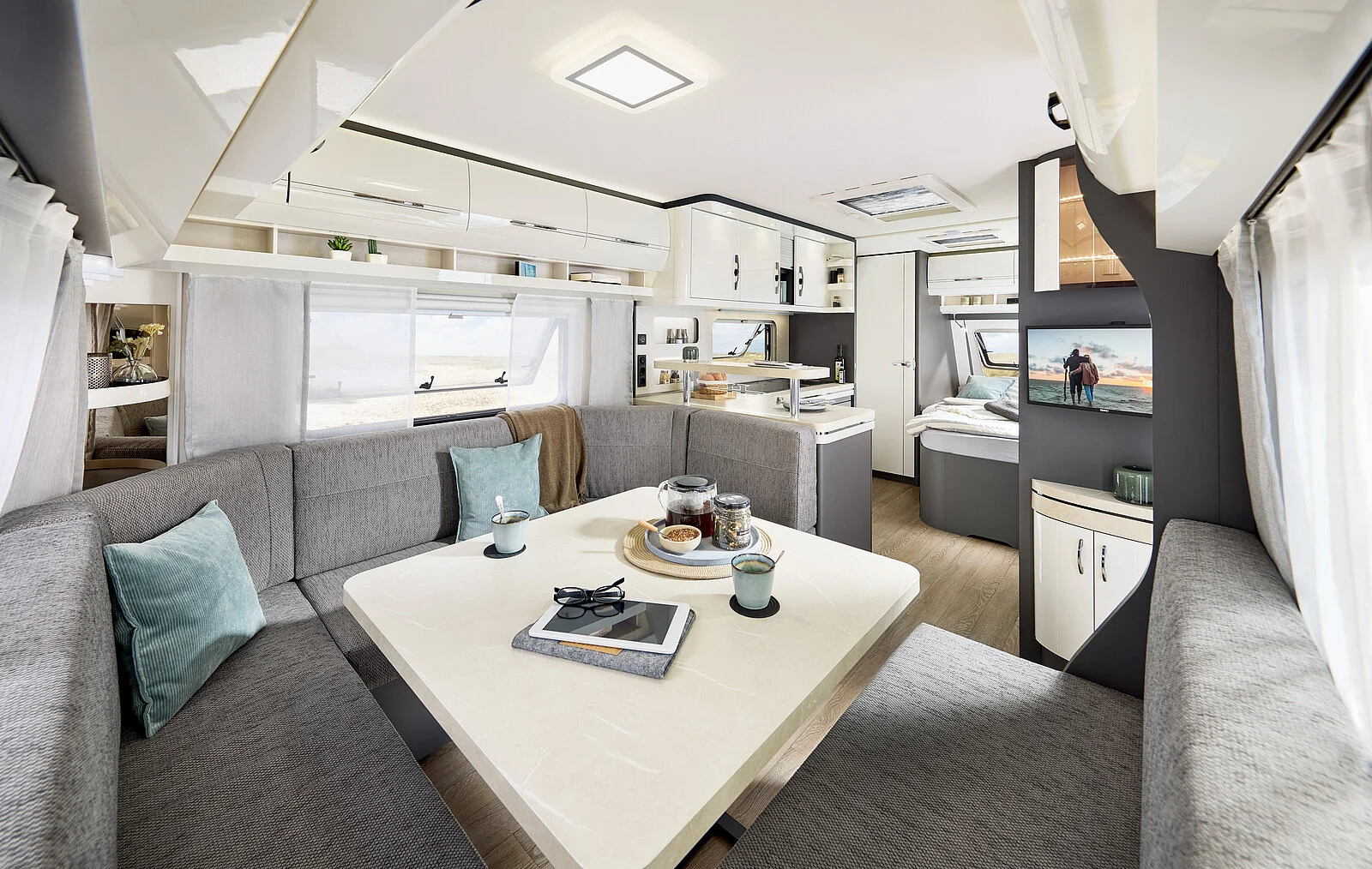 Innenansicht des Wohn- und Essbereichs im Hobby Excellent Wohnwagen
