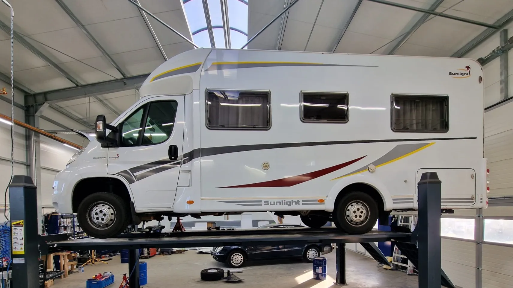 Wohnmobil auf einer Hebebühne in einer Werkstatt