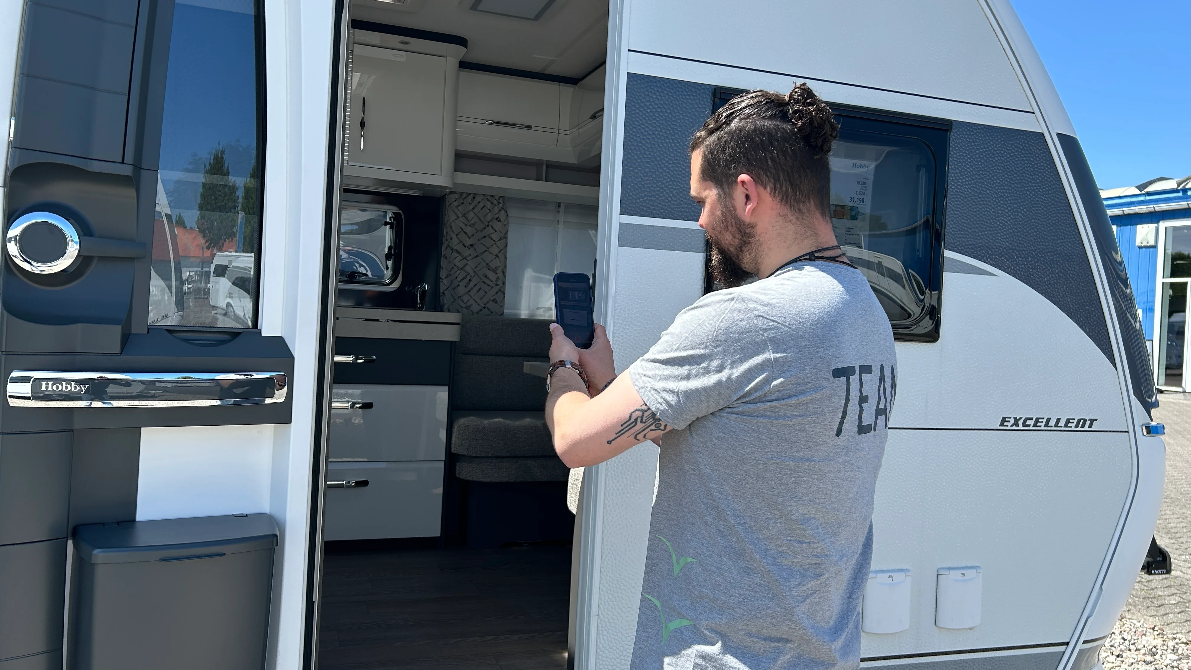 Pascal Gava bei einer Online-Videobesichtigung eines Reisemobils